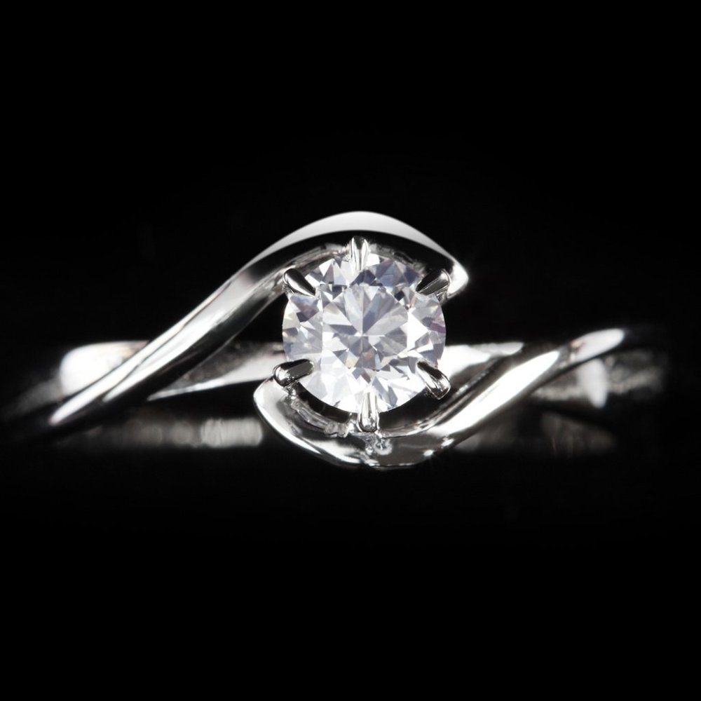 Кольцо с бриллиантом на черном фоне