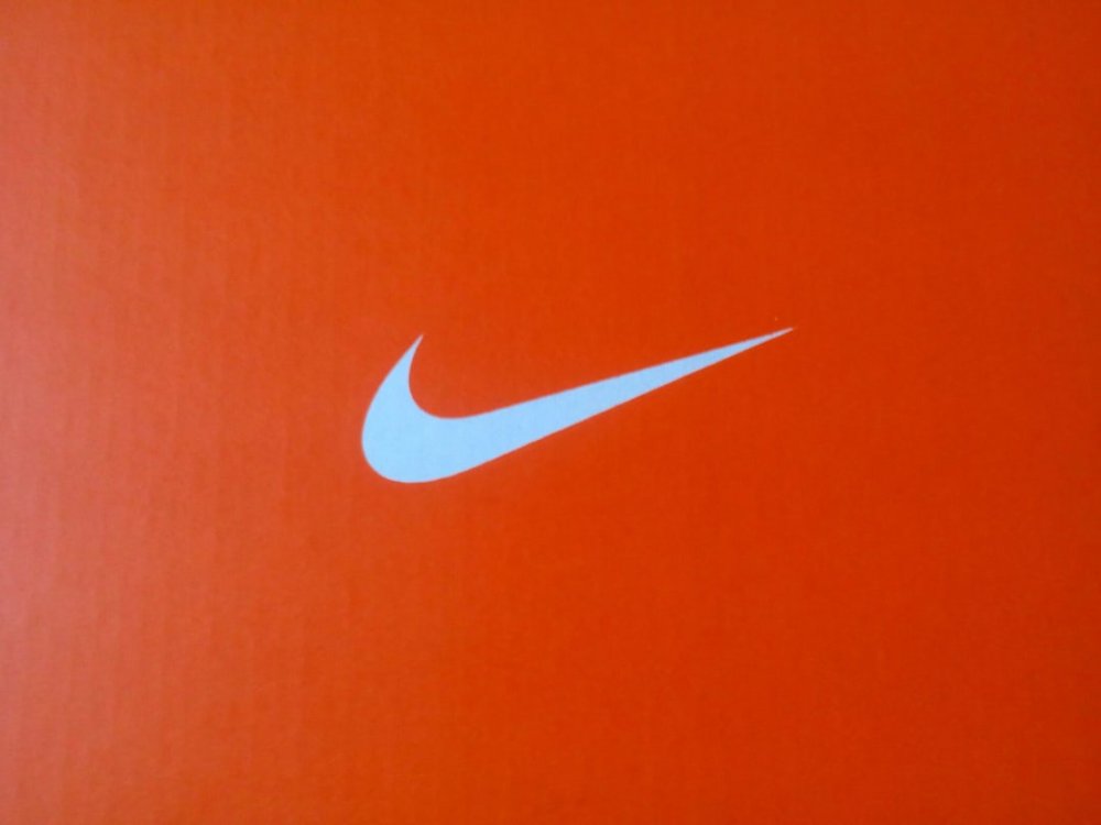 Оранжевый логотип Nike