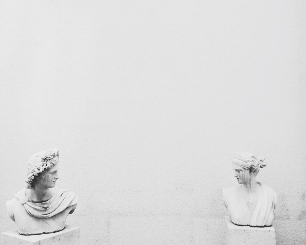 Белая статуя