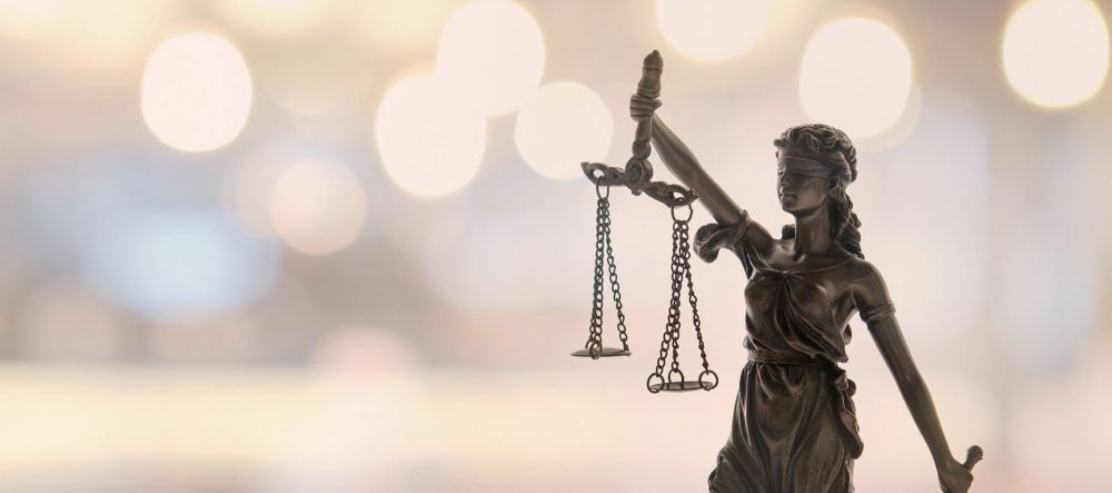 Фемида на Светлом фоне