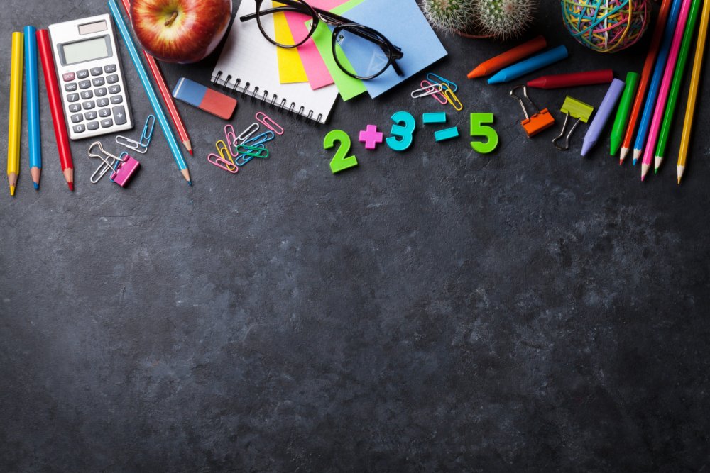 Школьные принадлежности на фоне доски