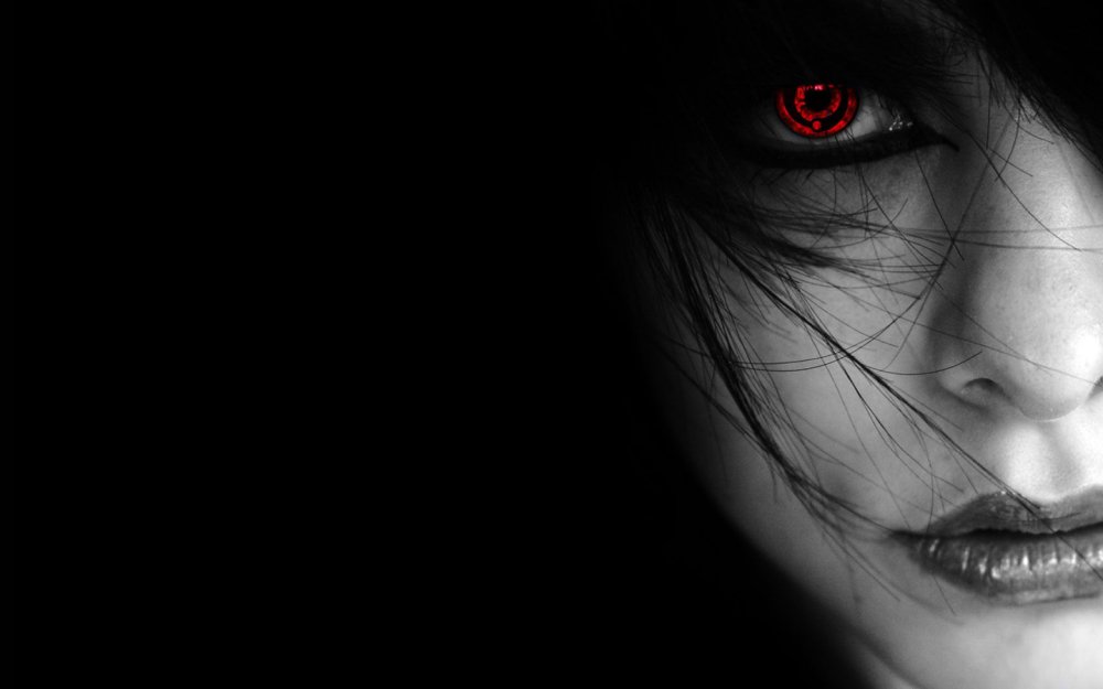 Глаз девушки на синем фоне