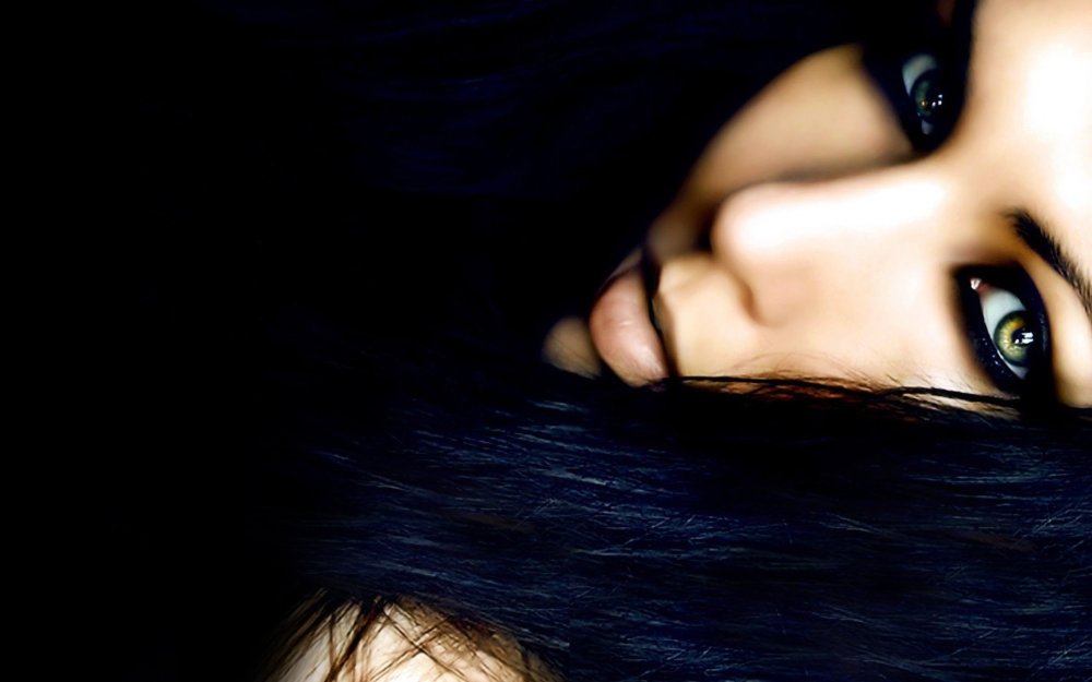 Загадочная брюнетка