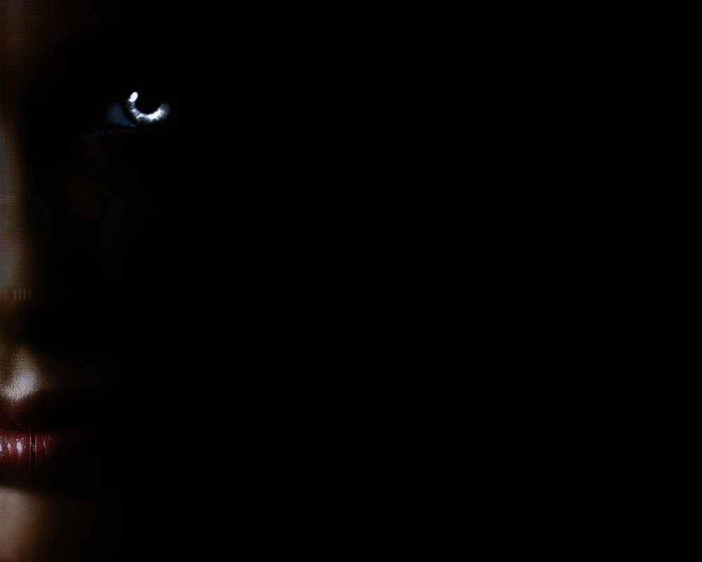 Женские глаза в темноте
