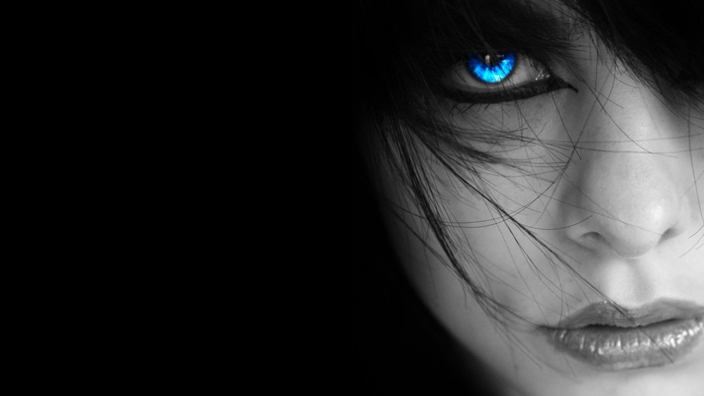 Голубые глаза в темноте