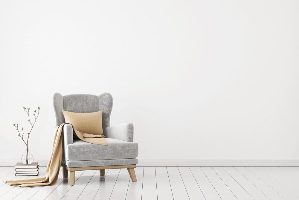 Кресло на фоне стены