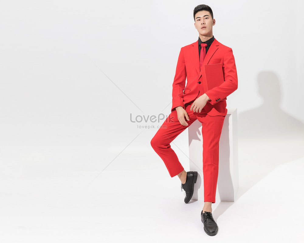 Красный костюм мужской классический