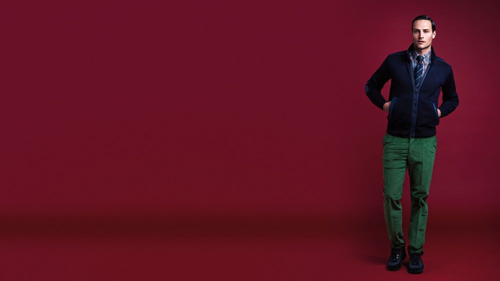 Мужчина на однотонном фоне