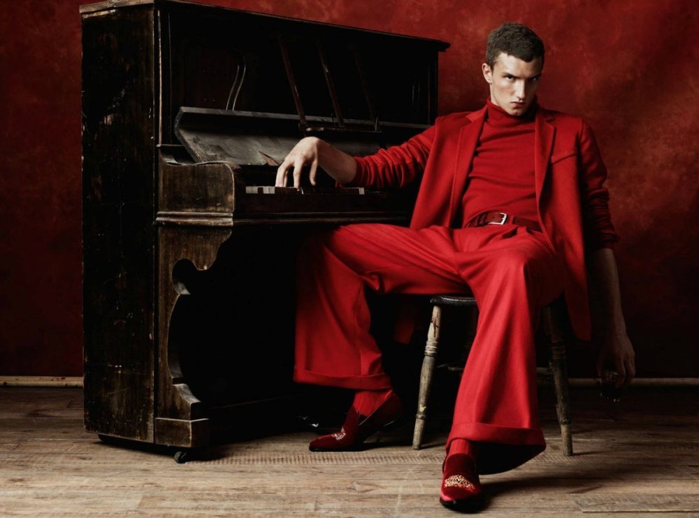 Мужчина в Красном