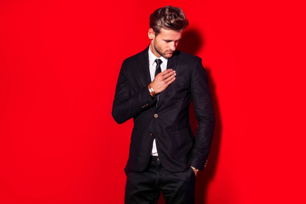 Мужчина в костюме фон