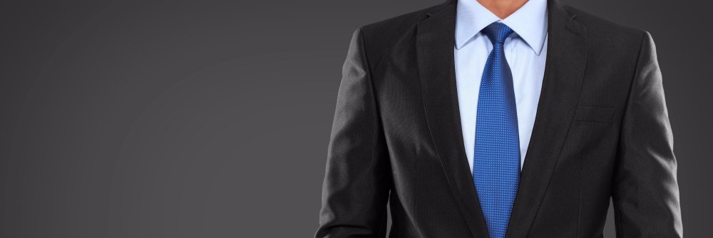 Мужчина в пиджаке и галстуке