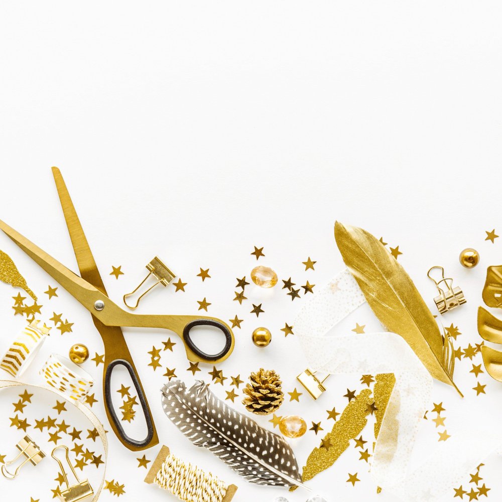 Ножницы и расческа золотистые