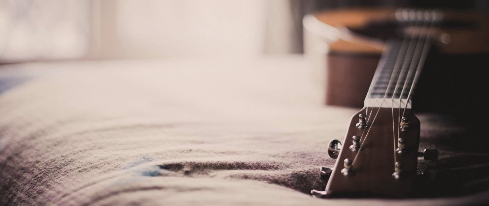 Гитара на Светлом фоне