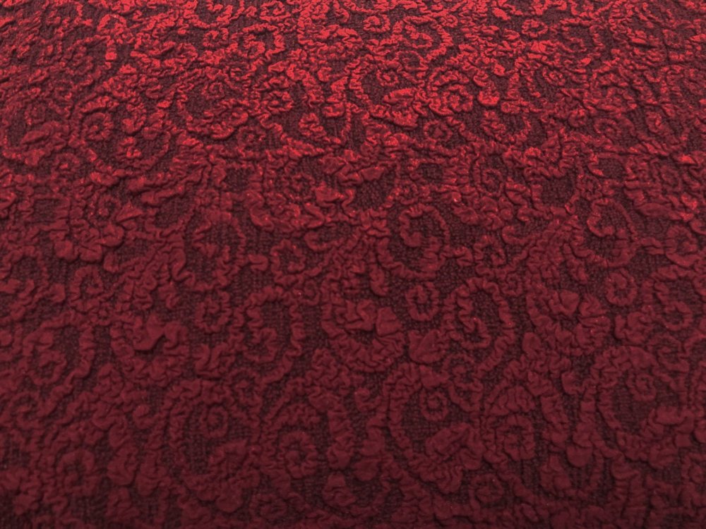 Красная ткань с узорами