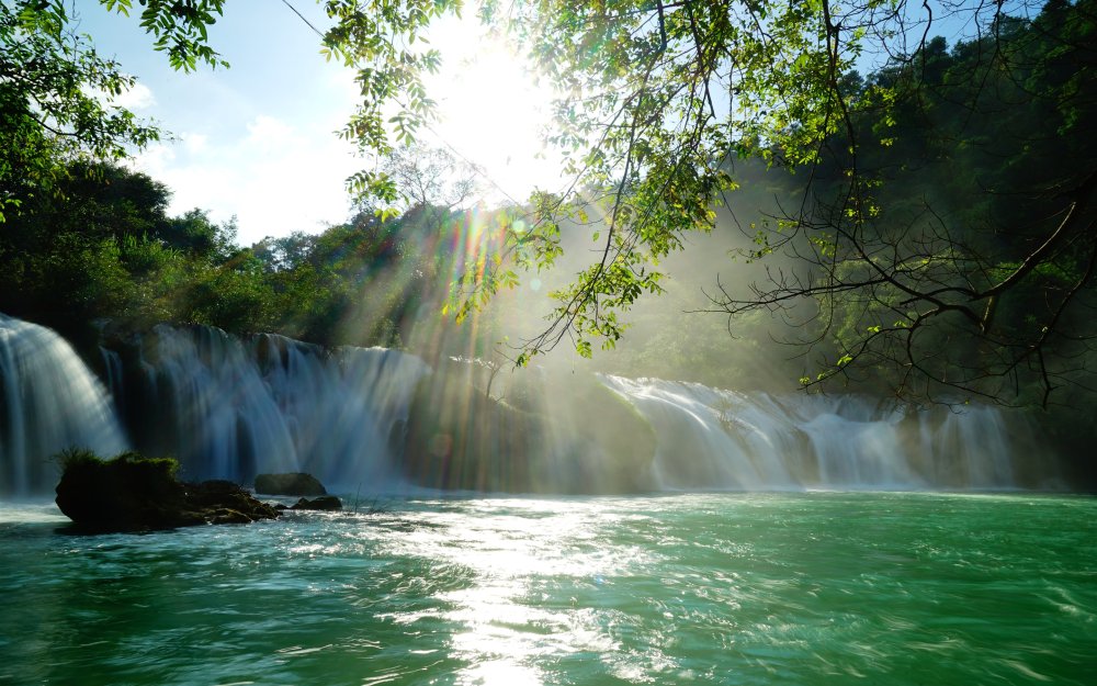 Озеро водопад солнце