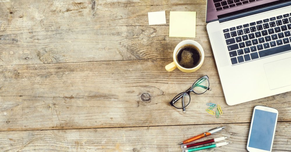 Предметы на деревянном фоне