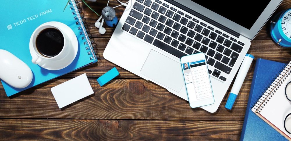 Стол с ноутбуком в голубых тонах