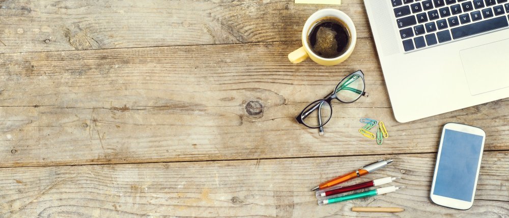 Предметы на деревянном столе