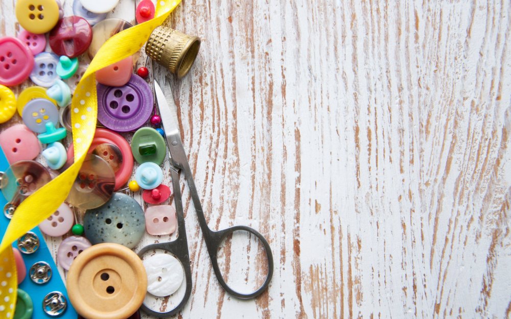 Фон с нитками и пуговицами для рукоделия