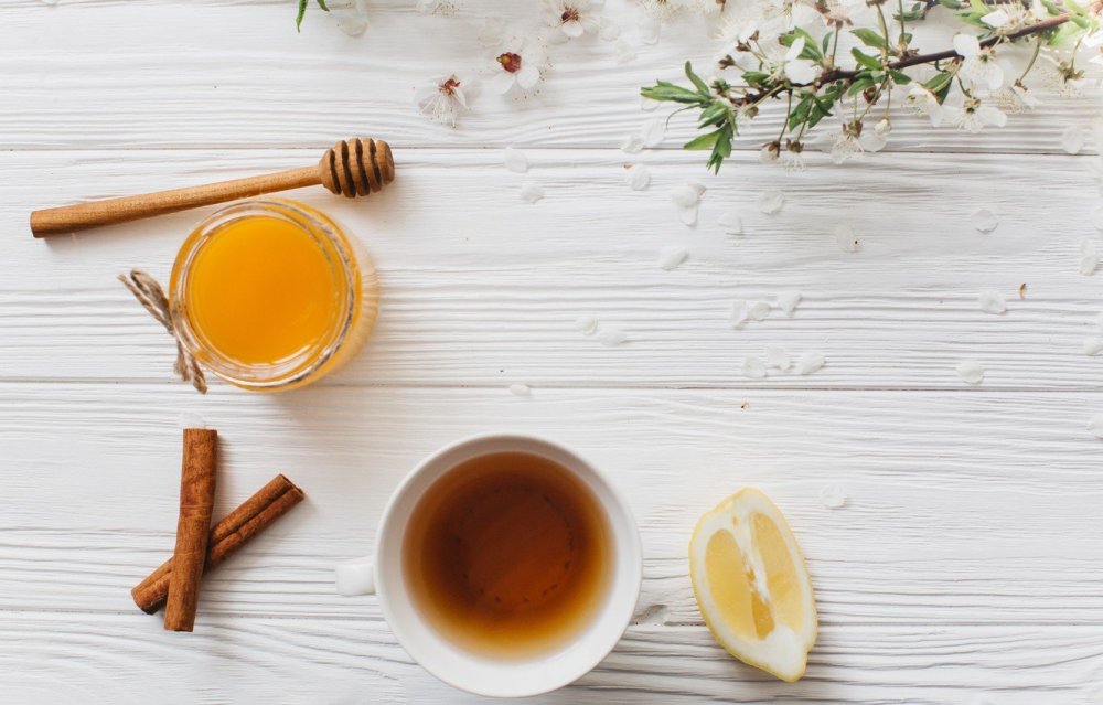 Стол с чаем вид сверху