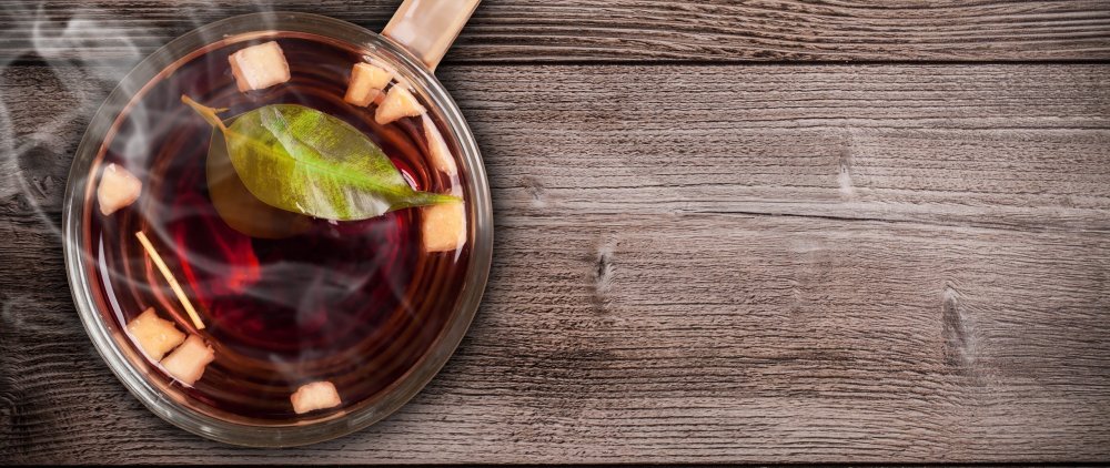 Чай на деревянном фоне