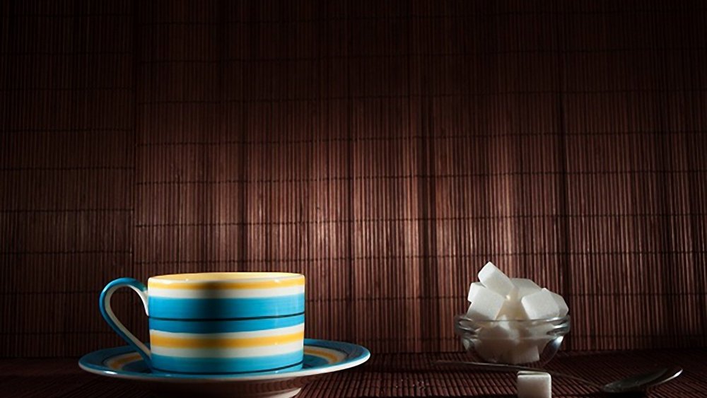 Чайные чашки на столе