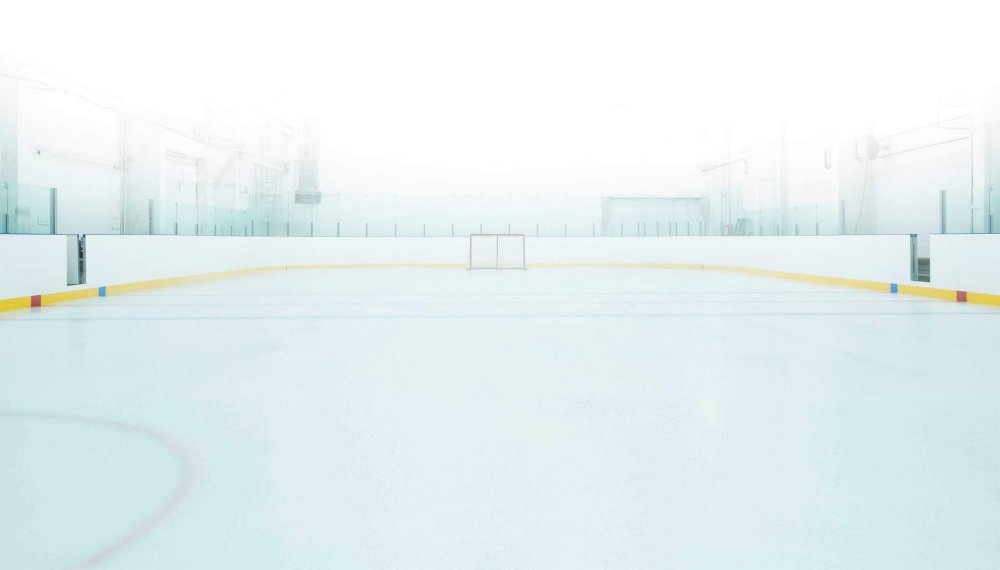 Хоккейная клюшка на льду