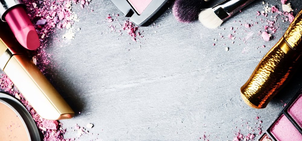 Помада на красивом фоне