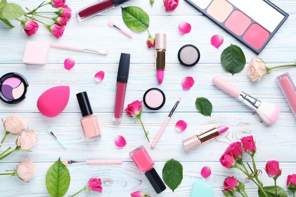 Косметика на розовом фоне