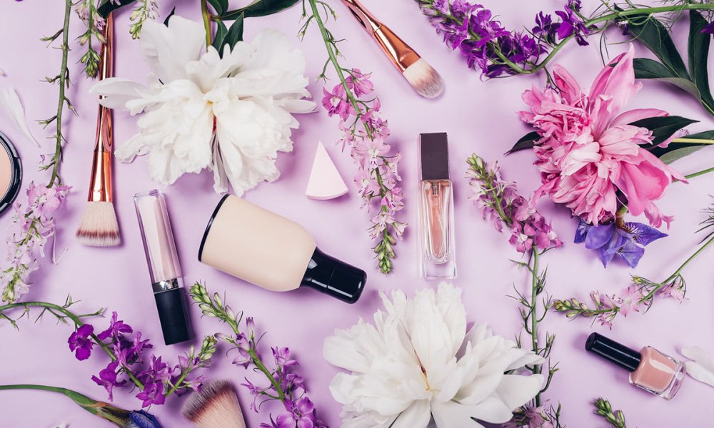 Косметика на фоне цветов