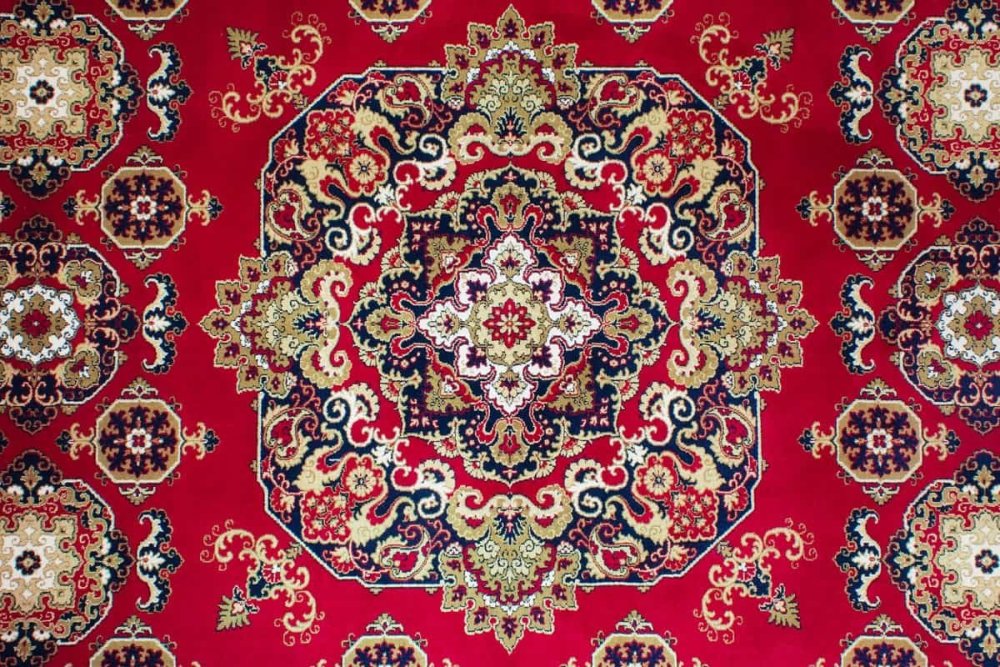 Ковер красный с узорами