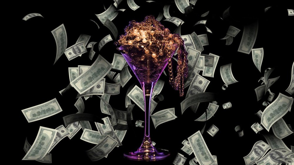 Купюры на черном фоне