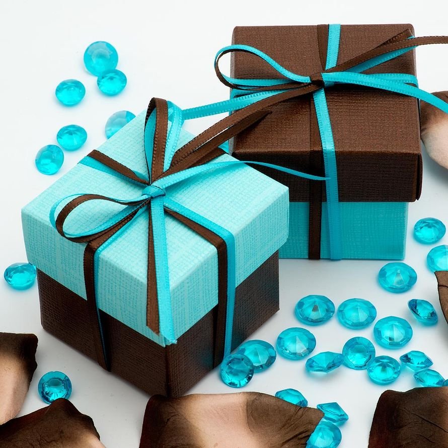 Цветы на бирюзовом фоне