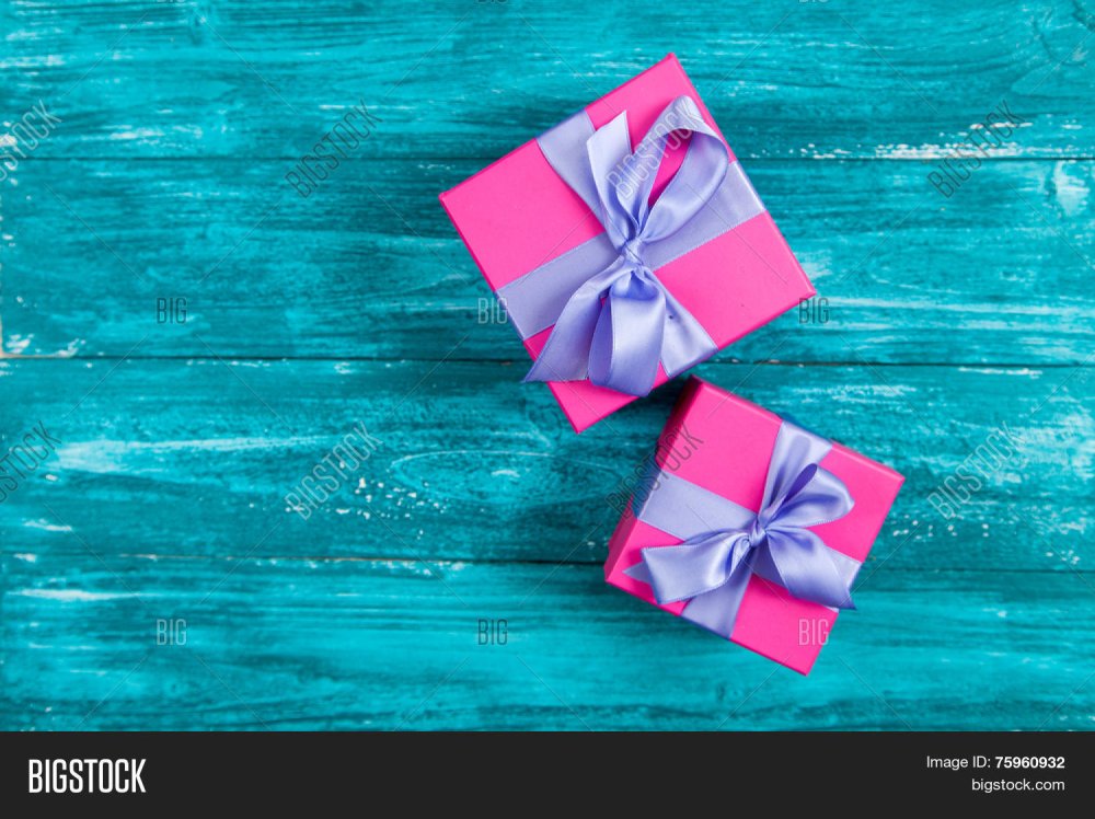 Коробка на бирюзовом фоне