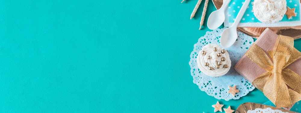 Голубой фон с подарками