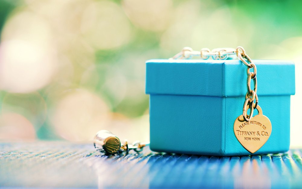 Ювелирные украшения в голубой коробочке