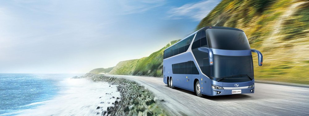 Автобус едет по дороге