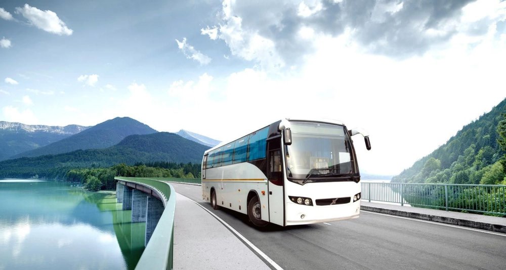 Автобус вид спереди вектор