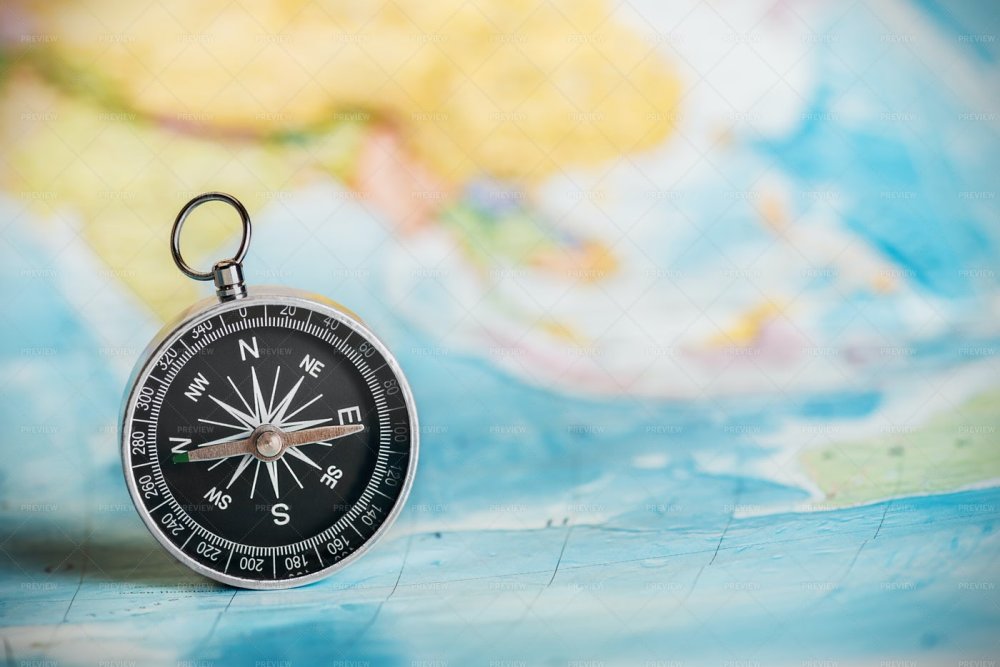 Компас на берегу