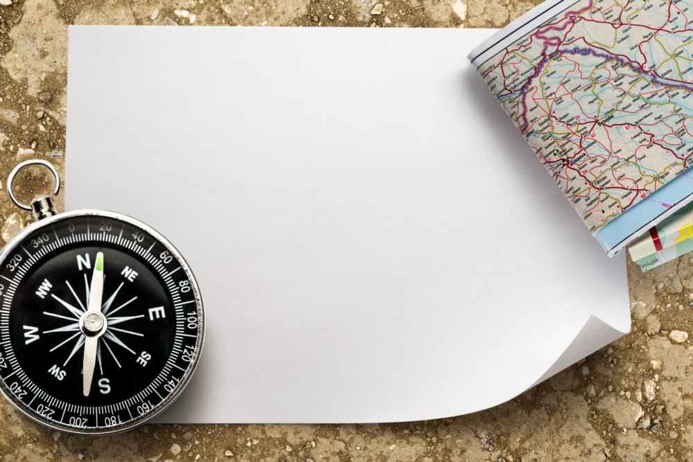 Компас на бумажном листе