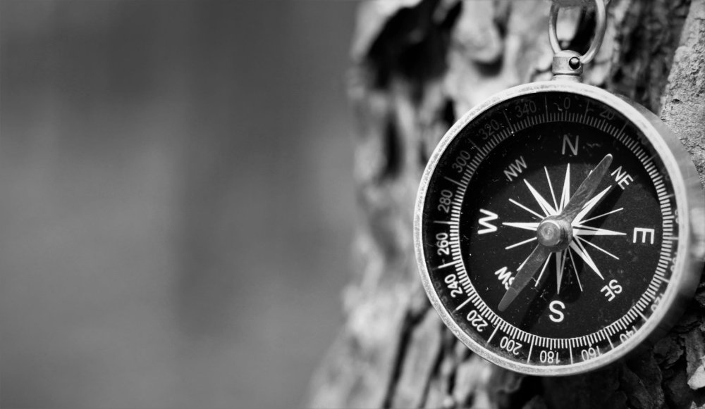 Морская карта с компасом