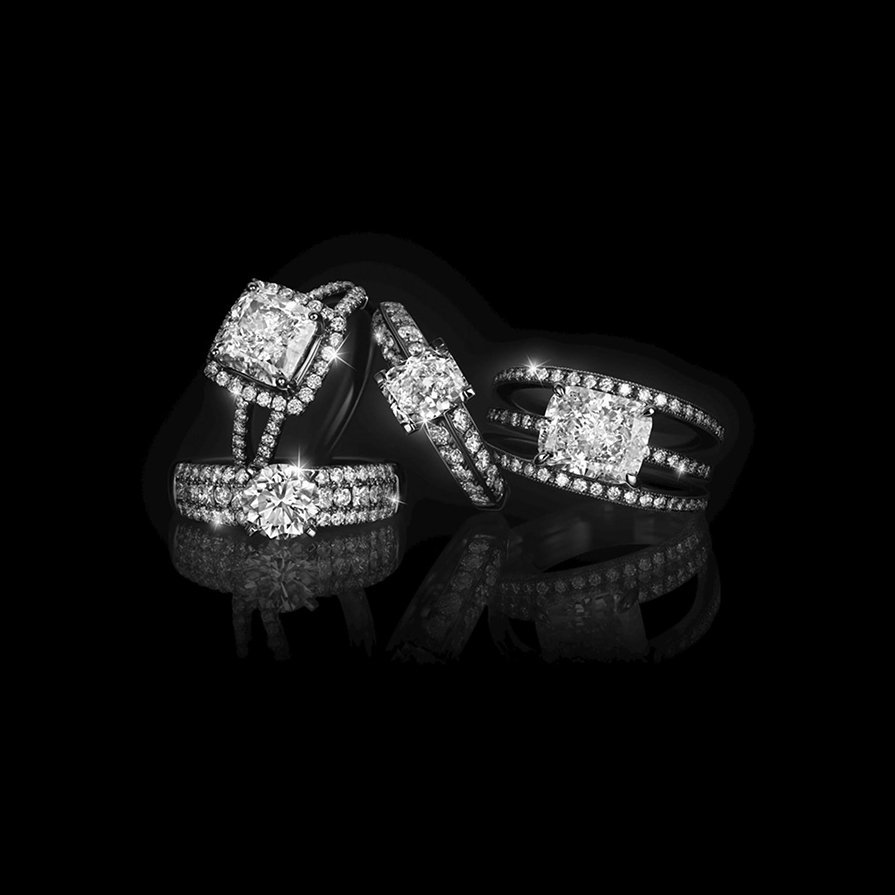 Ювелирные украшения на темном фоне