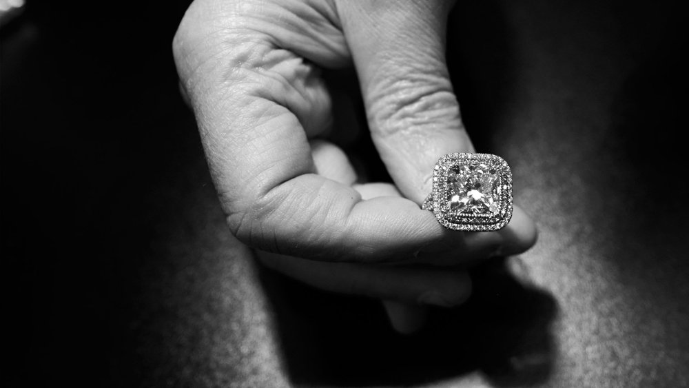 Кольцо на руке