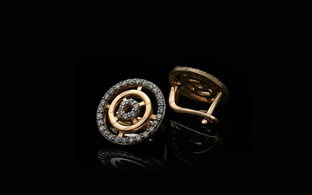 Ювелирные изделия на черном фоне