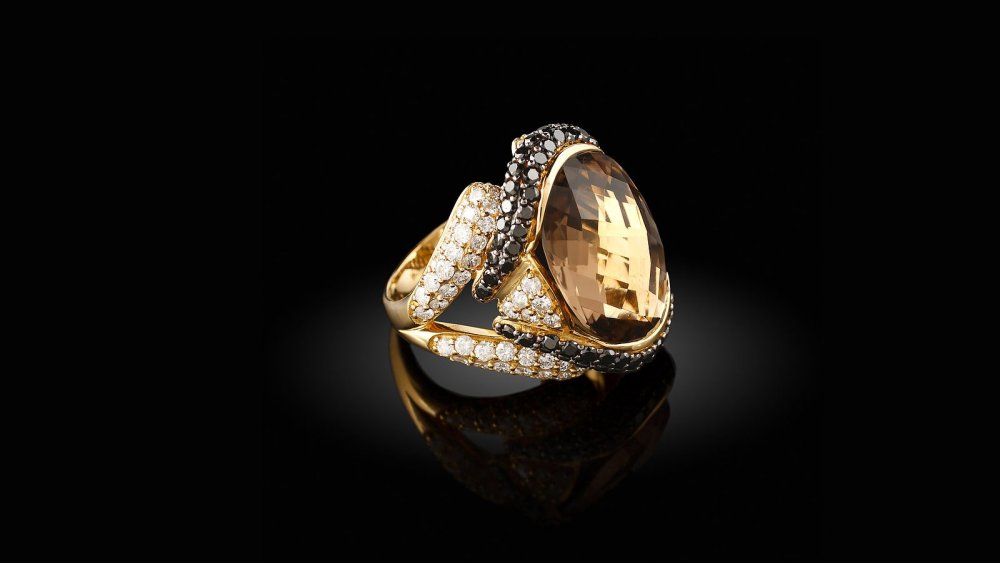 Ювелирные изделия на черном фоне