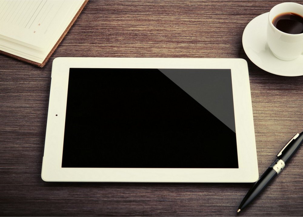 Планшет на столе