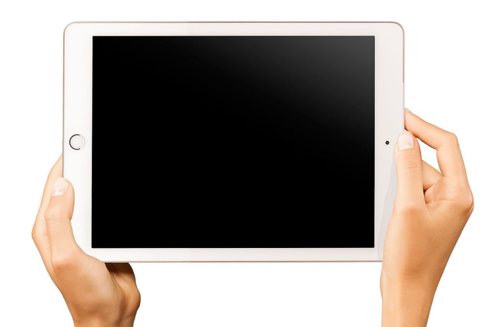 Руки держат планшет