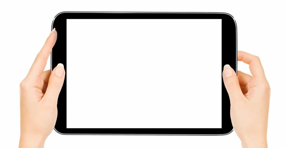 Руки держат планшет