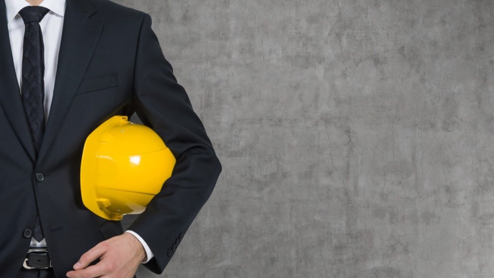 Бизнесмен с желтым галстуком