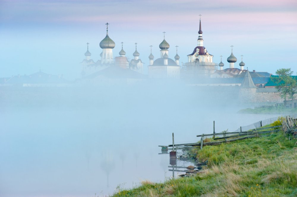 Бело сине красный фон